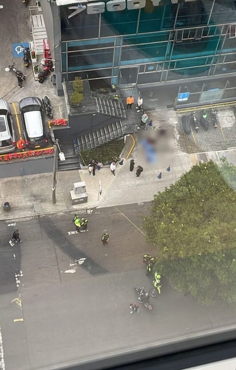 Este es el hombre al que le dispararon saliendo de un gimnasio en la Calle 85 Este nuevo caso de sicariato ocurrido enfrente de un gimnasio el norte de Bogotá encienden las alarmas por cuenta de la inseguridad en la capital.