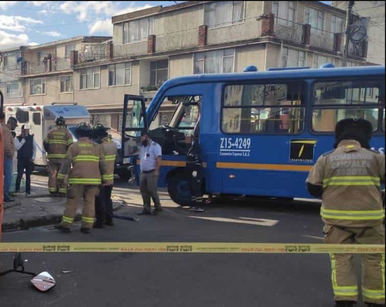 Ocho mariachis fueron arrollados por un Sitp en el Portal Américas Un aparatoso accidente de tránsito se presentó en las últimas horas entre un bus de Sitp y una van en la que se movilizaban ocho mariachis