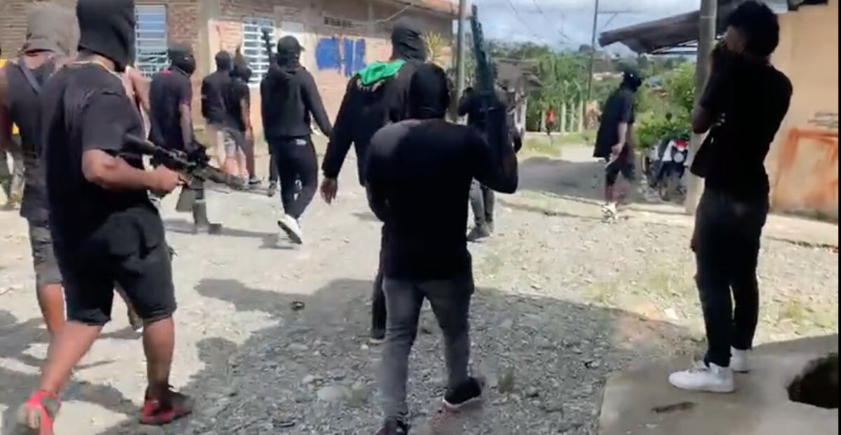 Pandilla de encapuchados atemoriza a los habitantes de Buenaventura 1 Pandilla de encapuchados atemoriza a los habitantes de Buenaventura Los habitantes de Buenaventura se encuentran aterrorizados por cuenta de un video que empezó a circular por las redes sociales en el que se puede ver a un grupo de encapuchados que se encuentran armados con un impresionante arsenal y que aseguran que son los "defensores" del puerto.