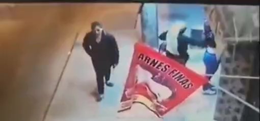 Pánico en Soacha: hombre disfrazado apuñala a mujeres 1 Pánico en Soacha: hombre disfrazado apuñala a mujeres En video quedó registrado el momento en el que un hombre, disfrazado de mujer, apuñala a mujeres en el municipio de Soacha.