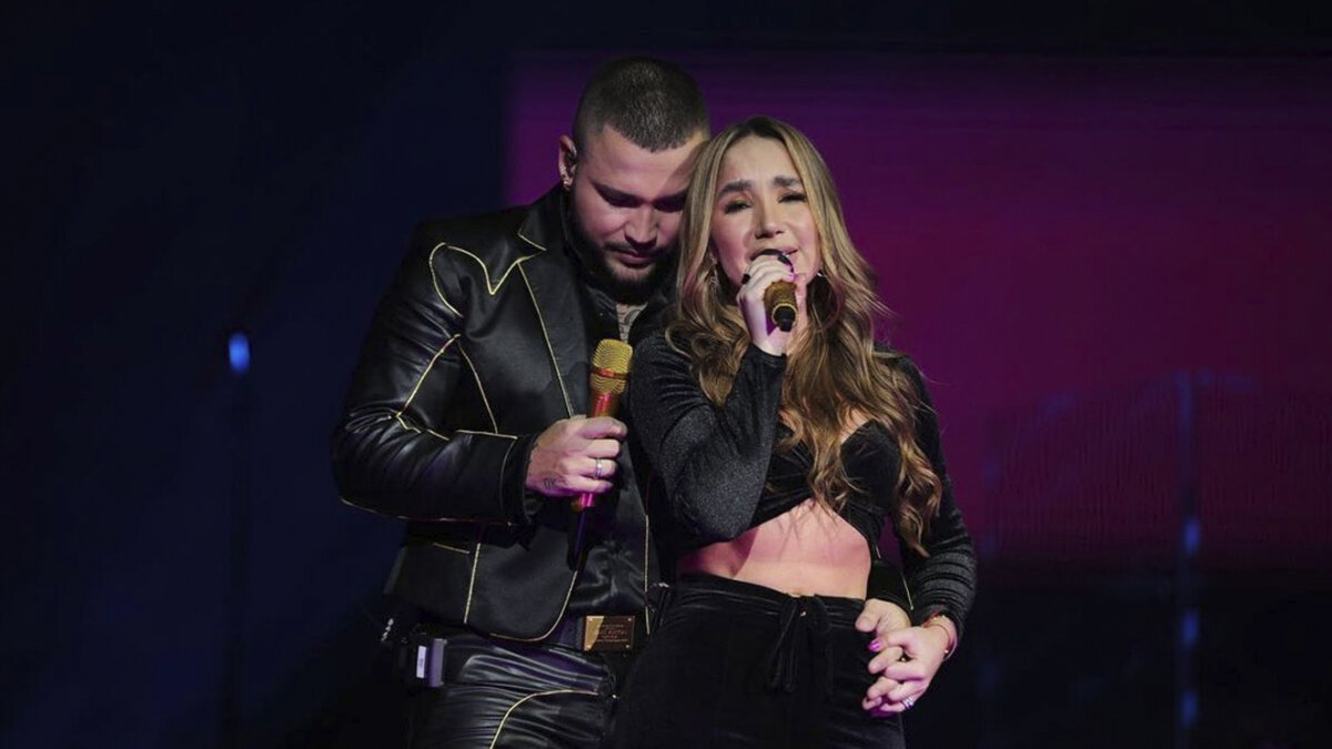 Paola Jara echó al agua a Jessi Uribe y dijo que le gusta usar sus cosas Paola Jara y Jessi Uribe son una de las parejas de celebridades más famosas de Colombia y aunque en un principio su relación no fue bien percibida por el público en general, porque, al parecer, su romance comenzó como una infidelidad por parte de Jessi a su exesposa, Sandra Barrios, todo eso ha quedado atrás y ahora se han ganado el cariño del público.