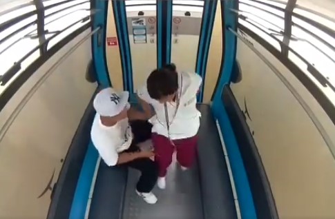 ¿No aguantaron las ganas? Pillaron a una pareja teniendo relaciones en teleférico 1 ¿No aguantaron las ganas? Pillaron a una pareja teniendo relaciones en teleférico La pareja de jóvenes que iba sola en el teleférico, no sabía que estaban siendo grabados por las cámaras de seguridad. Sucedió en Guayaquil, Ecuador.