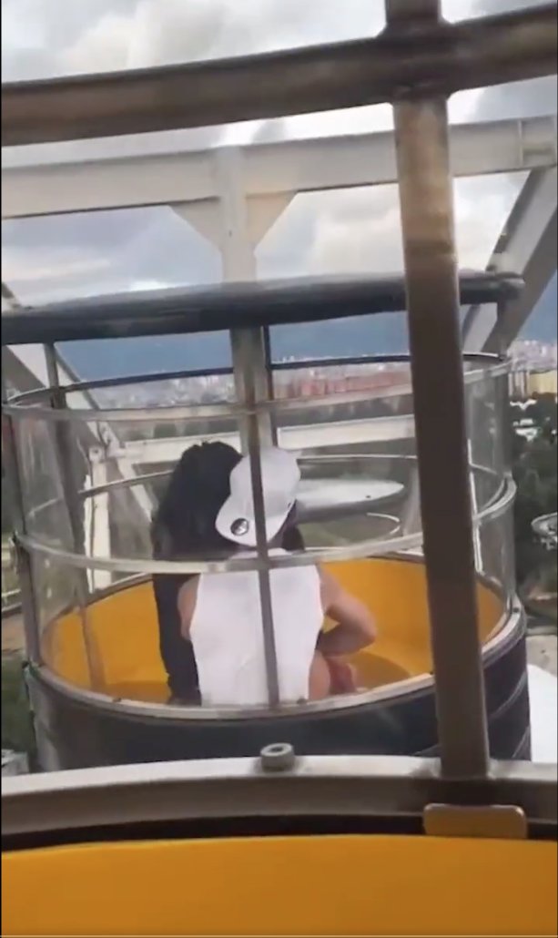 ¿Diversión extrema? Pillan a pareja teniendo relaciones en parque de diversiones En video quedó captado el momento en que una pareja sostiene relaciones íntimas en una atracción de un parque de diversiones de Bogotá.