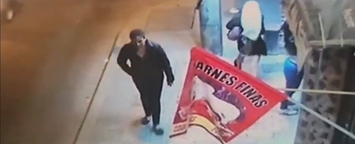 Persona que apuñala mujeres en Soacha resultó ser una mujer con problemas psiquiátricos En las últimas horas, la Policía realizó la captura de una mujer de 28 años que estaría agrediendo con arma blanca a varias mujeres en la comuna cinco del municipio de Soacha, esta persona al parecer tiene problemas psiquiátricos y fue llevada hasta un centro asistencial.