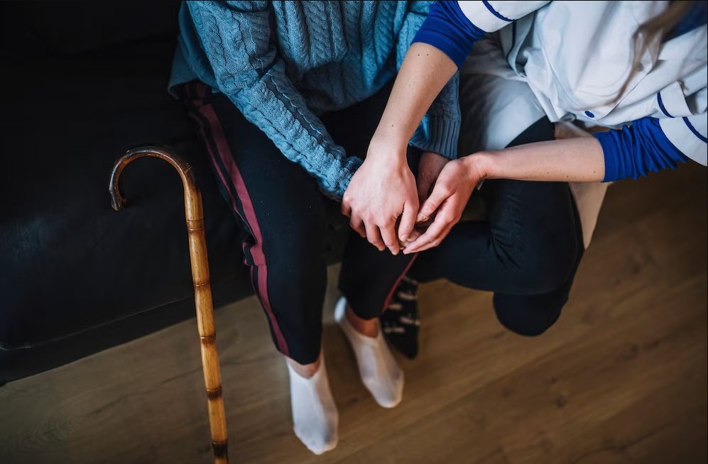 Pilas a las caídas en los adultos mayores 1 Pilas a las caídas en los adultos mayores Si bien las caídas pueden ocurrirles a las personas en cualquier edad, los adultos mayores son más propensos a sufrir peores consecuencias en la salud y el bienestar.