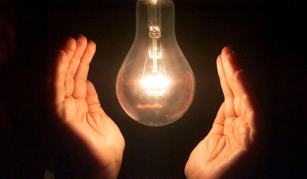 Pille los cortes de luz programados para hoy 1 Pille los cortes de luz programados para hoy Enel Colombia informó que se harán trabajos de mantenimiento y ajustes en las redes del servicio, por lo que se han programado cortes del servicio de luz este jueves 4 de mayo en los siguientes barrios de Bogotá: