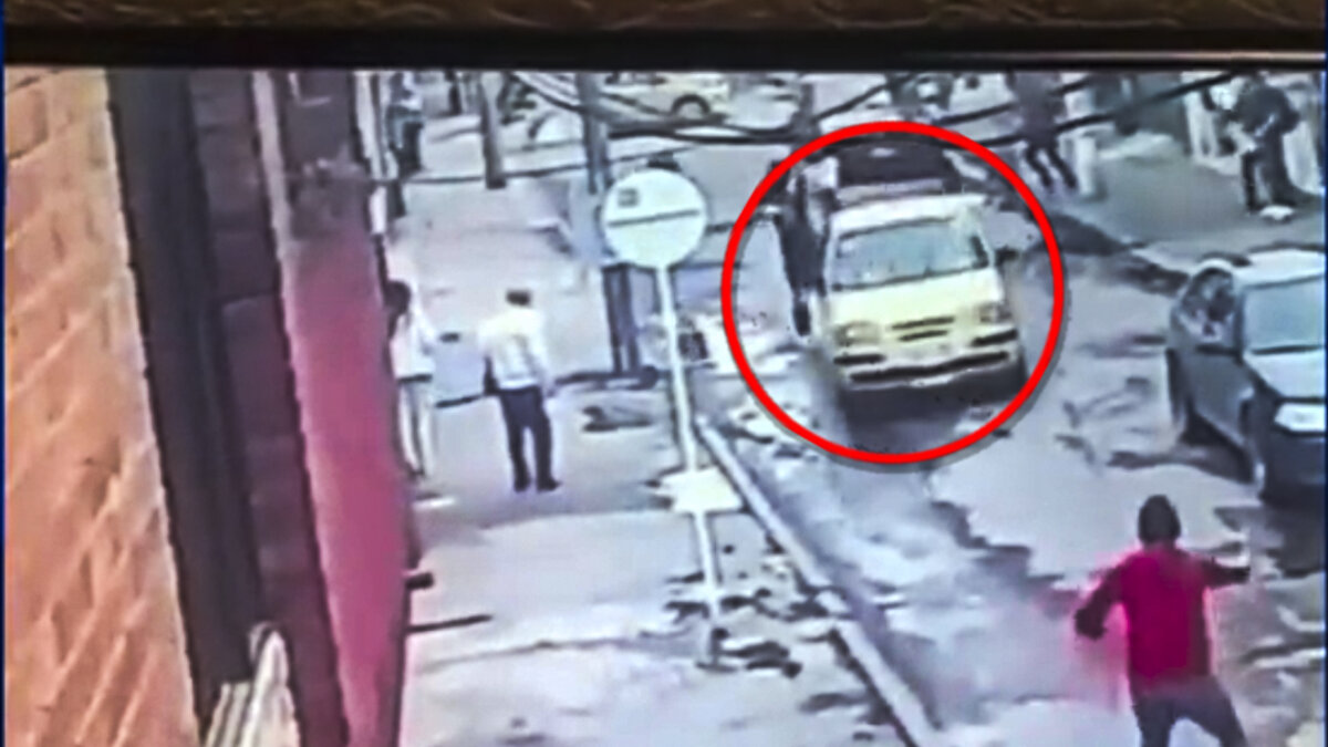 Pillos atropellaron a una familia mientras escapaban en un taxi en Fontibón En las últimas horas, se dio a conocer un indignante hecho en el que tres personas, entre las que se encuentra una niña de 5 años, resultaron heridas tras ser atropelladas por una banda de delincuentes que huían a toda velocidad tras haber cometido un robo en la localidad de Fontibón.