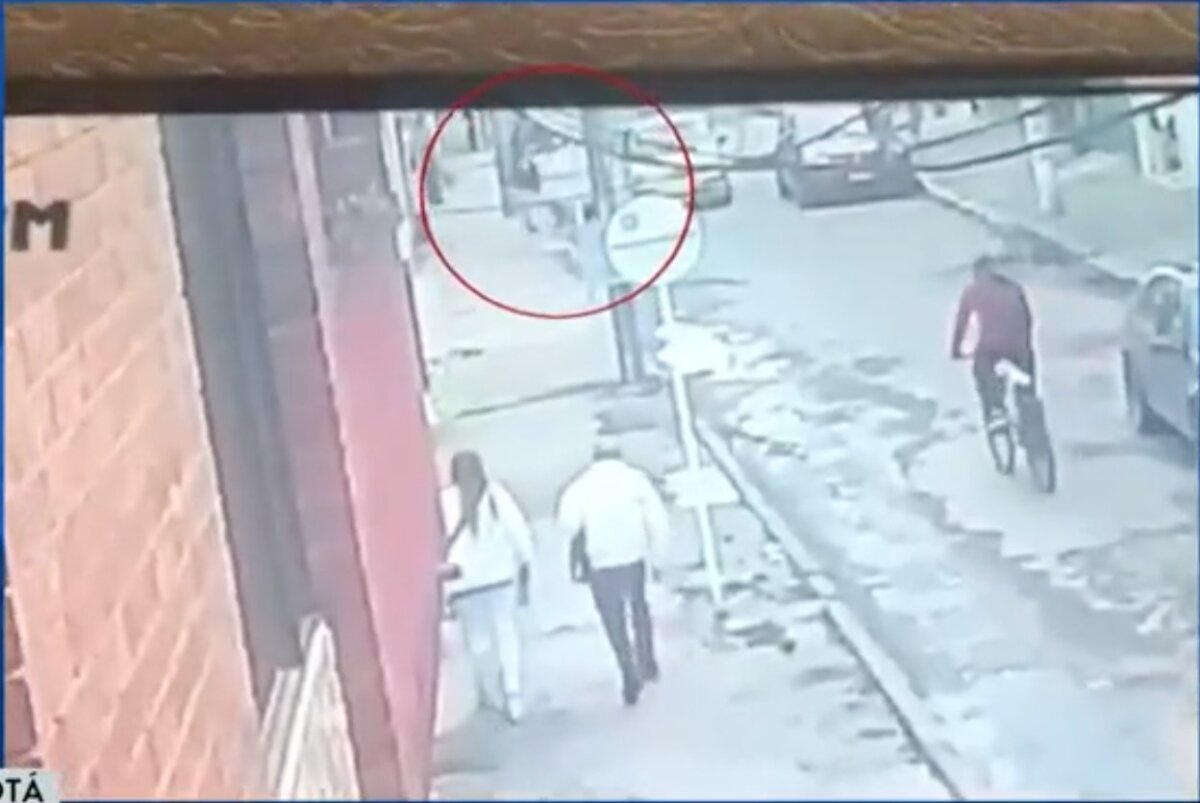 ¡Apareció Edna! Joven en Bogotá encontró tirada billetera con más de $1 millón y halló a su dueña 1 ¡Apareció Edna! Joven en Bogotá encontró tirada billetera con más de $1 millón y halló a su dueña El joven se ha vuelto tendencia en Bogotá por redes sociales por cuenta del mensaje que publicó un usuario en Twitter, en el cual busca a una mujer que dejó olvidada su billetera con más de $1 millón en efectivo en la localidad de Suba. ¡Lo mejor de todo esto es que la mujer apareció!