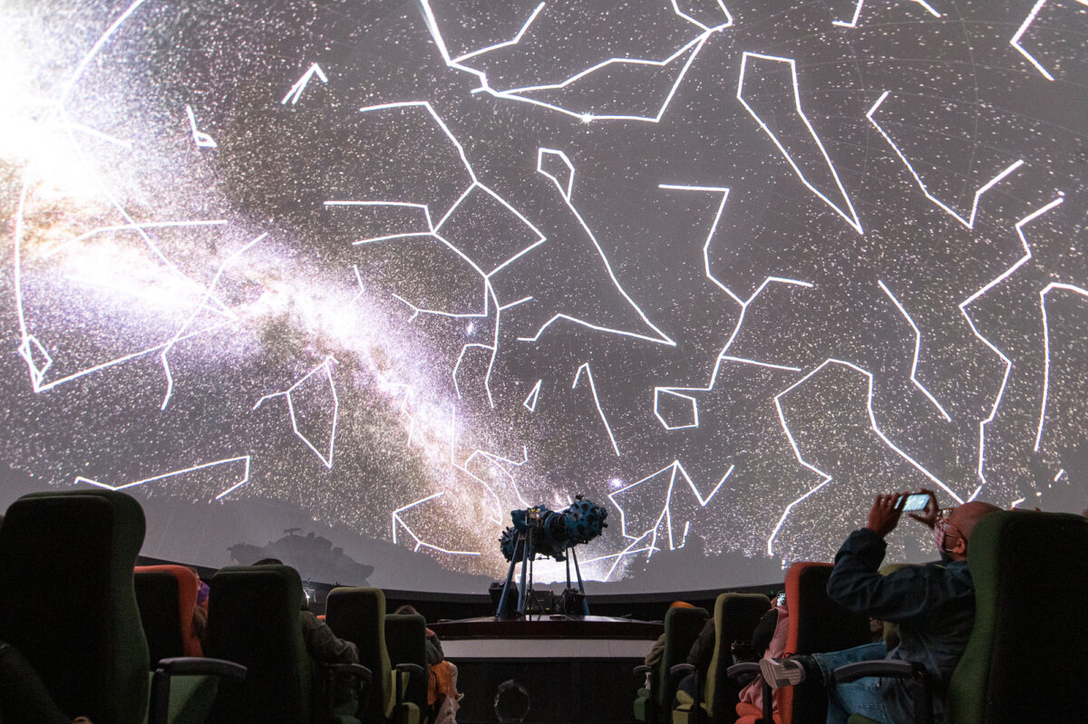 El Planetario le trae una experiencia única y al gratín 2 El Planetario le trae una experiencia única y al gratín Viva una experiencia 'Bajo las estrellas' con el Planetario.
