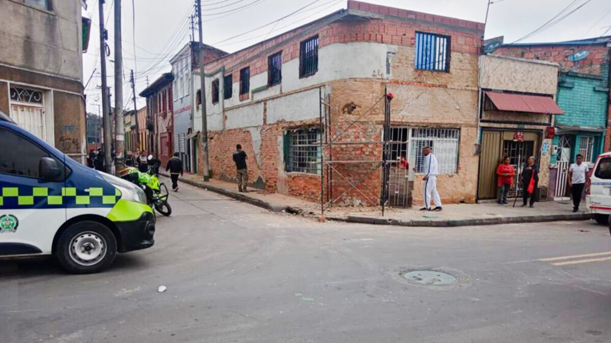 Por pedir una requisa un policía resultó herido tras ser lesionado con arma cortopunzante en 'El Sanber' El ataque con arma cortopunzante contra el policía se dio por el ‘Sanber’, en inmediaciones de la estación de TransMilenio Bicentenario, tras solicitar una requisa a habitantes de calle del sector.