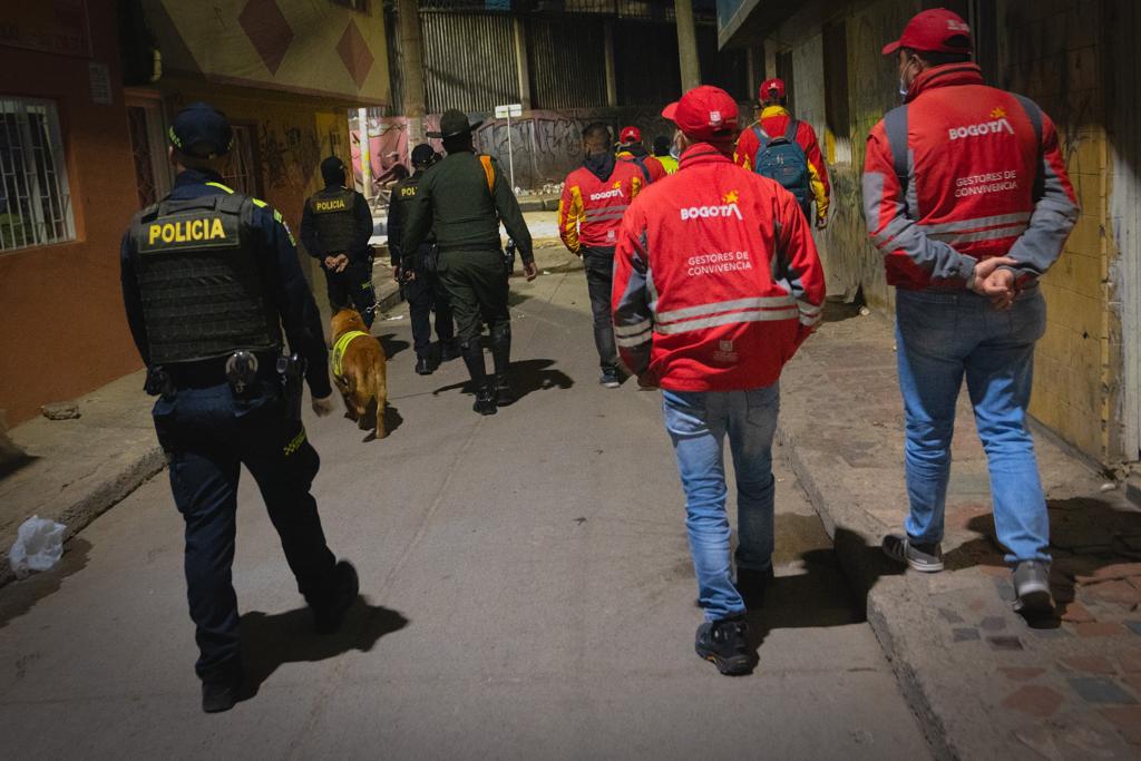 Por pedir una requisa un policía resultó herido tras ser lesionado con arma cortopunzante en 'El Sanber' 1 Por pedir una requisa un policía resultó herido tras ser lesionado con arma cortopunzante en 'El Sanber' El ataque con arma cortopunzante contra el policía se dio por el ‘Sanber’, en inmediaciones de la estación de TransMilenio Bicentenario, tras solicitar una requisa a habitantes de calle del sector.