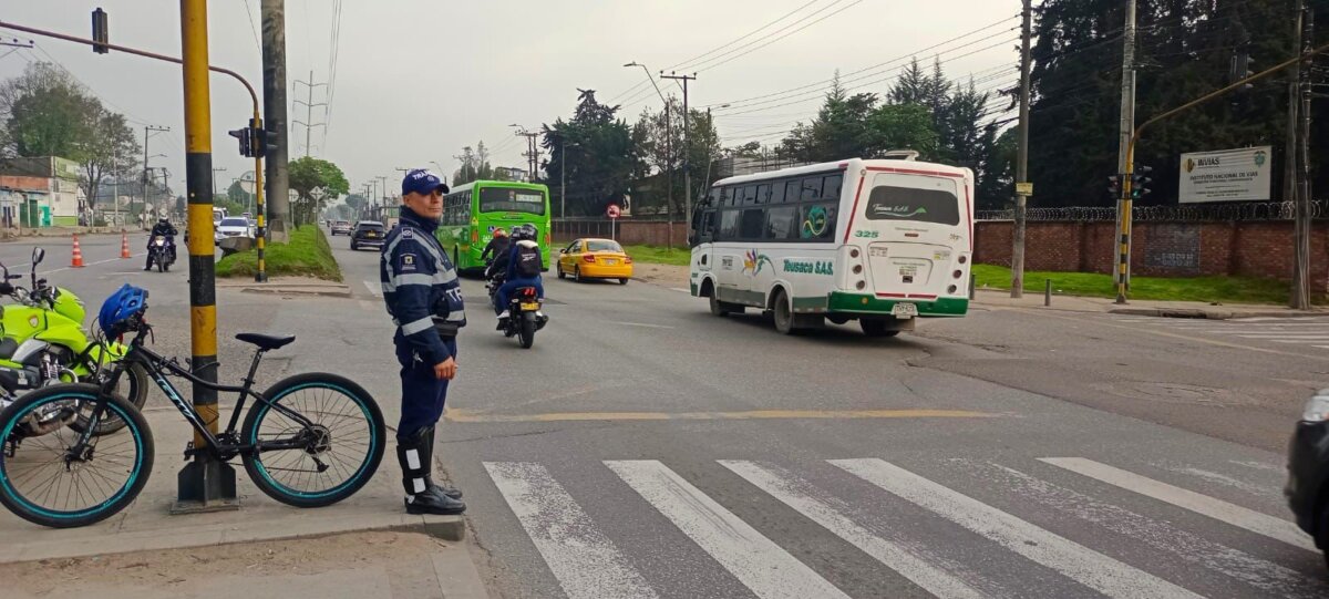 Póngale cuidado al pico y placa de este martes 1 Póngale cuidado al pico y placa de este martes La medida del Pico y placa aplica de lunes a viernes entre las 6:00 a.m. hasta las 9:00 p.m., de acuerdo al último dígito de la placa de su vehículo. Los sábados y domingos no aplica la restricción.
