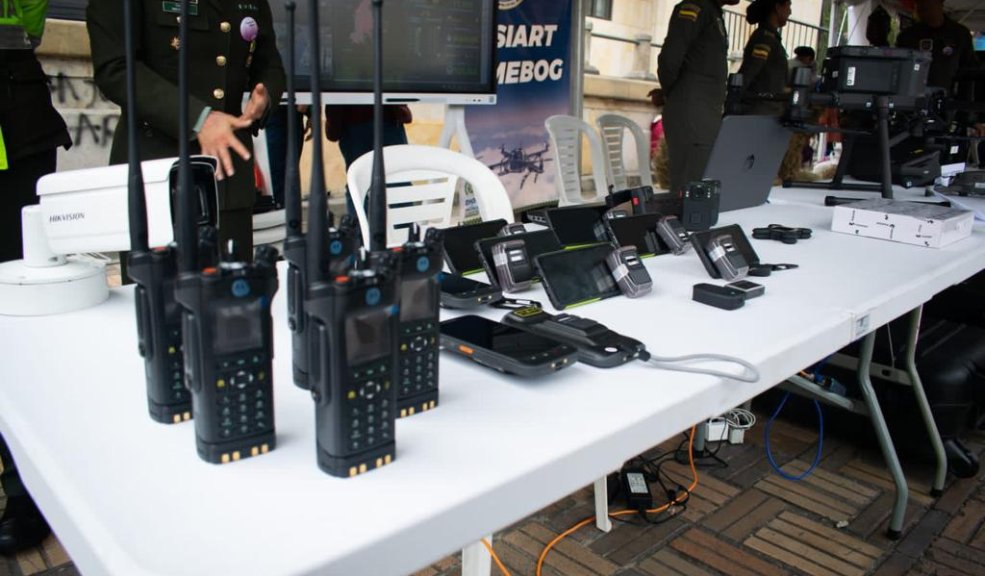Estos son los nuevos equipos implementados por la Policía para combatir la delincuencia en Bogotá La Alcaldía Mayor y la Secretaría de Seguridad pusieron a disposición de la Policía Metropolitana de Bogotá, 5 elementos especiales para facilitar su desempeño y agilizar la respuesta en materia de prevención y contención del delito.