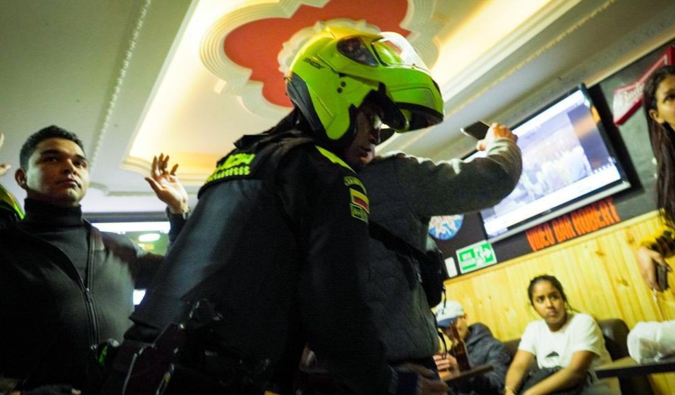 El comando nocturno logró la captura de 64 personas este viernes Los operativos se llevaron a cabo en las localidades de Rafael Uribe, Usaquén, Kennedy y Usme.