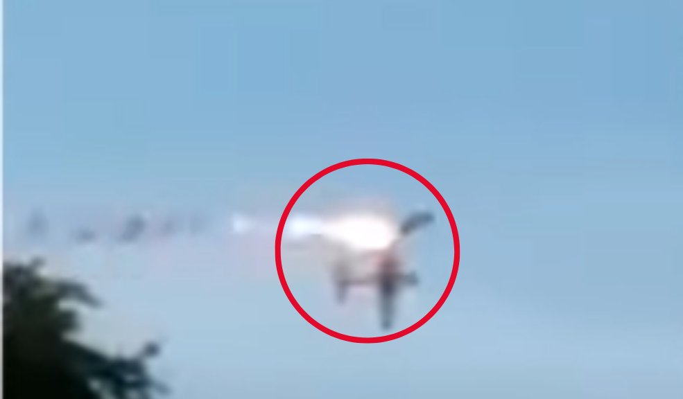 Grave accidente entre dos aeronaves de la Fuerza Aérea dejó un muerto Dos aeronaves de la Fuerza Aérea colisionaron en pleno entrenamiento en Villavicencio, se reportó dos heridos y la confirmación de una persona fallecida.