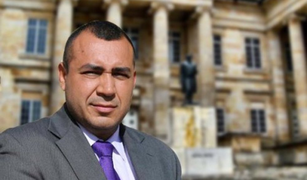 Imputan a exjefe de recursos humanos del Senado por pagos a contratistas de una red de corrupción Rubén Darío Iregui, exjefe de recursos humanos del Senado, fue imputado por el delito de peculado por apropiación de terceros.