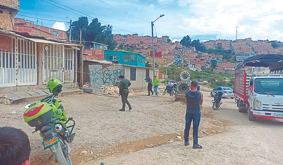Asesinan a padre e hijo en Soacha Sobre el medio día de este sábado, el estruendoso sonido de un arma de fuego retumbó por las cuadras del barrio Rincón del Lago en el vecino municipio de Soacha. En medio de la consternación, la comunidad se dio cuenta que tres personas de una misma familia habían sido lesionadas, entre ellas un menor de tan solo 15 años.