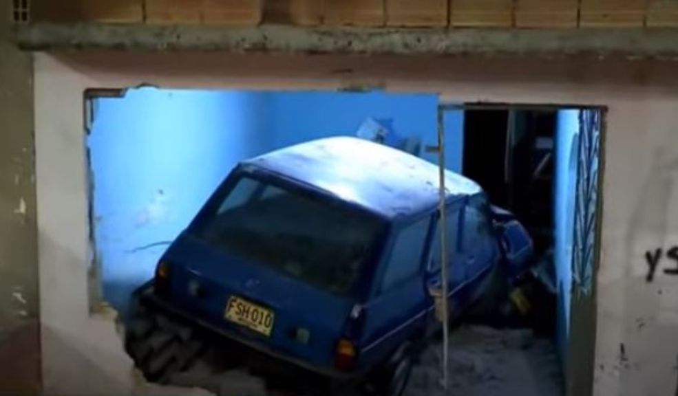 Un carro se deslizó por una pendiente y atravesó una casa en San Cristóbal