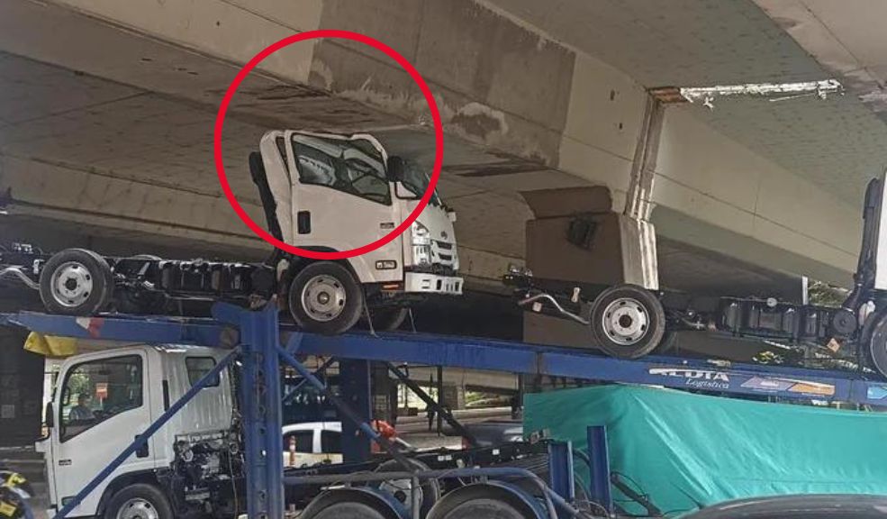 Un error de cálculo salió caro, tractocamión chocó contra puente de la Av. Boyacá