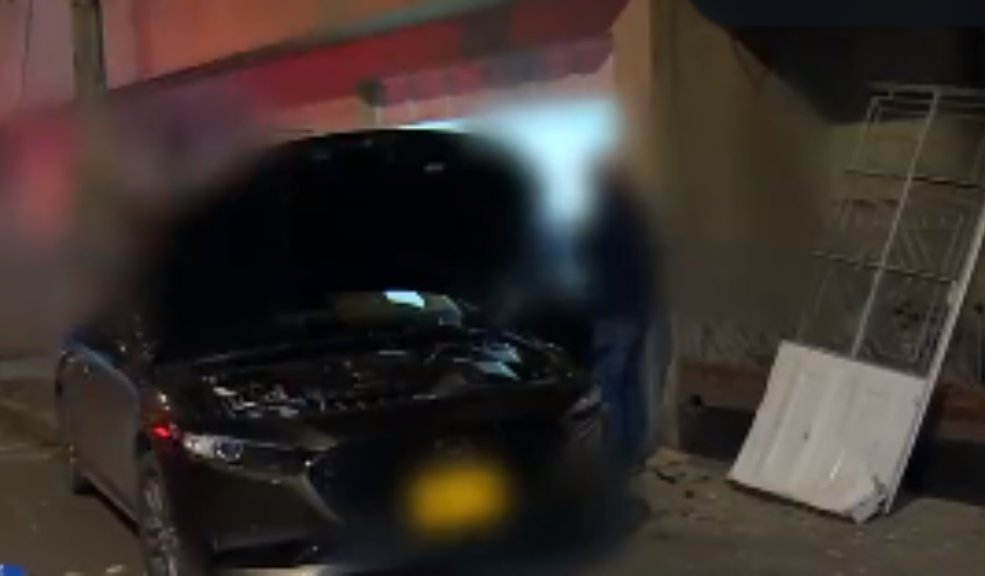 Estrelló su carro contra el garaje para que no se lo robaran 10 Estrelló su carro contra el garaje para que no se lo robaran El conductor del vehículo prefirió estrellarlo contra su garaje para que los ladrones no se lo llevaran.