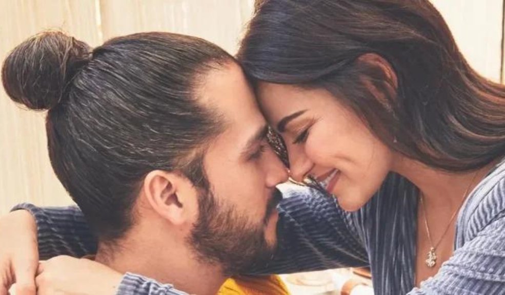 Maite Perroni presentó a su pequeña hija 7 Maite Perroni presentó a su pequeña hija ¡Por fin! Tras casi dos meses del nacimiento de su hija, Maite Perroni y Andrés Tovar presentaron oficialmente a la pequeña Lía.