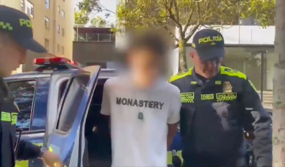 Capturan a delincuente que habría robado más de $170 millones en Unicentro La Policía Metropolitana de Bogotá logró la captura de un presunto delincuente que le habría hurtado a un ciudadano el cambio de divisas que acababa de hacer. En total, tenía 176 millones de pesos en su poder.