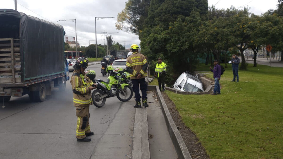 Problemas en la movilidad por volcamiento de un vehículo en la Autopista Norte Por cuenta del volcamiento de un vehículo que se presentó esta tarde por la autopista Norte a la altura de la Calle 140, un trancón afecta los vehículos de carga y los autos que se dirigen hacia el norte de la capital.