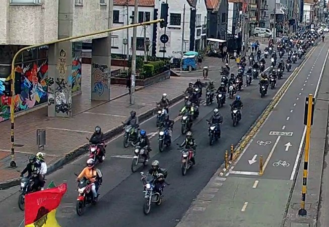 Protesta de moteros tiene colapsada a Bogotá Este viernes se lleva a cabo una jornada de protestas por parte de varios grupos de motociclistas que se están manifestando en rechazo al elevado precio de la gasolina y los fotocomparendos.