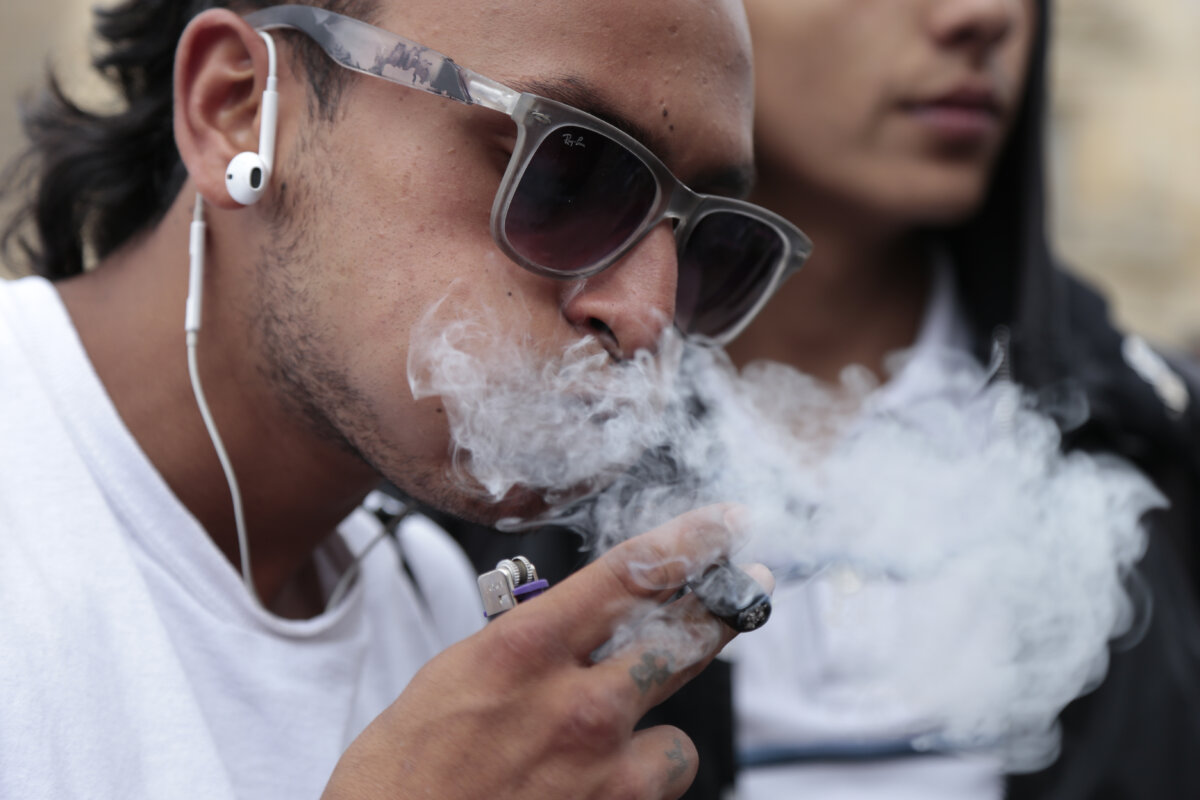 Que la droga no te consuma 1 Que la droga no te consuma Las drogas son un enemigo silencioso del éxito y el bienestar que, desafortunadamente, cada día toca a más personas, afecta a más familias y se lleva muchas vidas. En el último año, Famisanar EPS registró un preocupante incremento en la atención de pacientes por intoxicación con alguna sustancia psicoactiva y, especialmente, el fenómeno está llegando a los grupos más jóvenes.