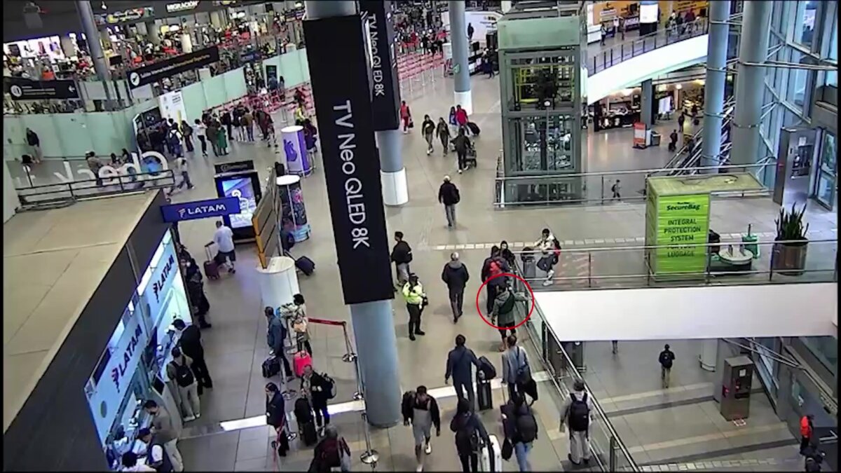 "Quería quitarme el armamento": nuevos detalles sobre policía agredido en el aeropuerto 1 "Quería quitarme el armamento": nuevos detalles sobre policía agredido en el aeropuerto El patrullero de la Policía agredido por un ciudadano canadiense contó cómo ocurrieron los hechos. Esto fue lo que dijo.
