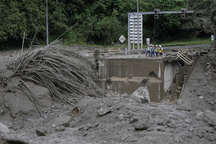 Avalancha en Quetame: 15 muertos y 13 desaparecidos confirmaron las autoridades tras la emergencia 2 Avalancha en Quetame: 15 muertos y 13 desaparecidos confirmaron las autoridades tras la emergencia Por cuenta de la avalancha que se presentó en Quetame, Cundinamarca, las autoridades informaron que seis personas resultaron heridas y se encuentran a la espera de ser valoradas.