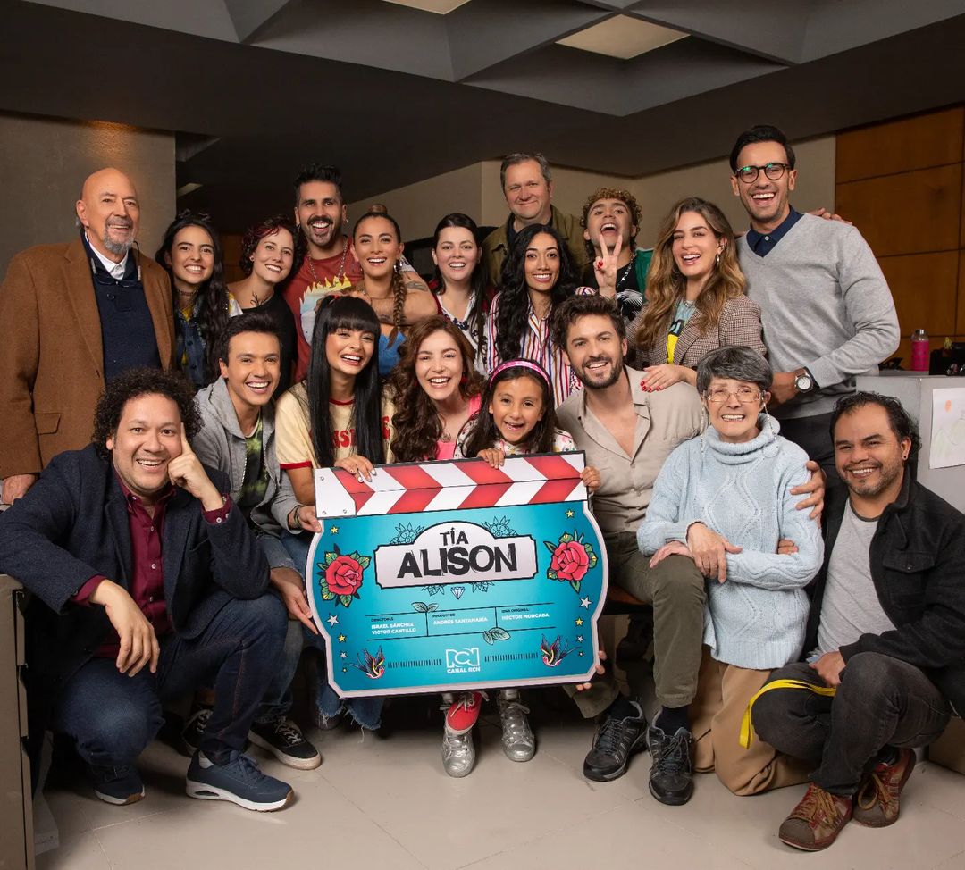 Rodrigo Candamil, un hombre con un gran corazón Hace pocos días culminaron las grabaciones de ‘Tía Álison’, y Rodrigo Candamil no tuvo problema alguno en darle fin a Gustavo, su personaje en la nueva serie estrenó el pasado miércoles RCN.