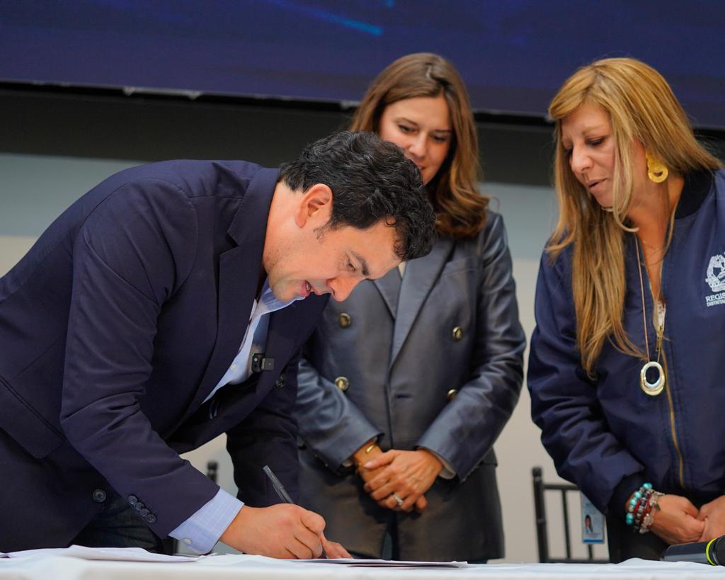 Rodrigo Lara oficializó su candidatura a la Alcaldía de Bogotá 1 Rodrigo Lara oficializó su candidatura a la Alcaldía de Bogotá Este miércoles y con 212 mil firmas, Rodrigo Lara oficializó su candidatura a la Alcaldía de Bogotá.
