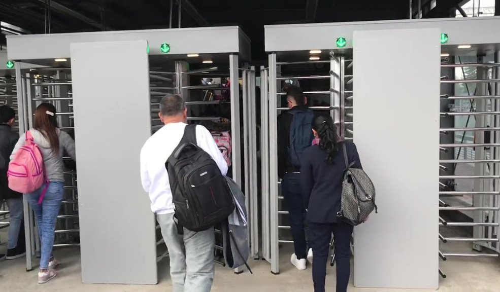 ¡Se les acabó la fiesta a los colados! Instalarán 160 torniquetes en las estaciones de TransMilenio Los colados tienen los días contados para hacerle "conejo" a TransMilenio, pues en vista de que la empresa calcula que este año perderá casi $544.000 millones, empezó a instalar unos torniquetes "anticolados" en las estaciones de todo el sistema de transporte de la capital.