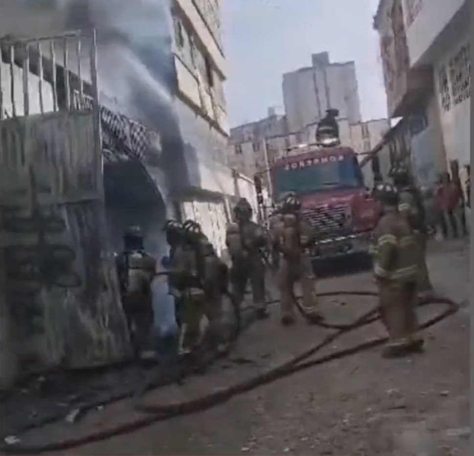Impactante incendio en el barrio Chicó por una fuga de gas En las últimas horas se presentó un impresionante incendio ocurrido en un edificio ubicado sobre la Carrera 13 con Calle 90 en el barrio Chicó de la localidad de Chapinero, esta situación causó un gran temor entre los habitantes del barrio por la posibilidad de que las llamas se extendieran a otros edificios.