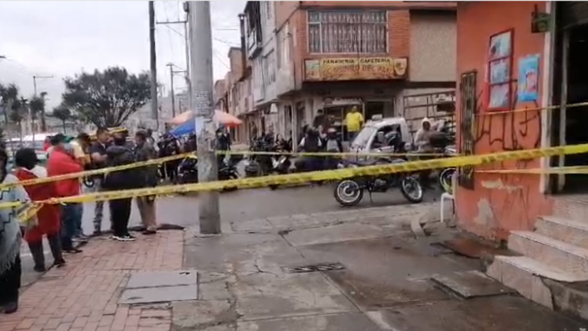 Asesinato a puñal en una panadería de Soacha 8 Asesinato a puñal en una panadería de Soacha Durante la mañana de este jueves se registró un homicidio al interior de una panadería en el barrio San Mateo del municipio de Soacha, la víctima es un joven de aproximadamente 25 años que trabajaba en el local.