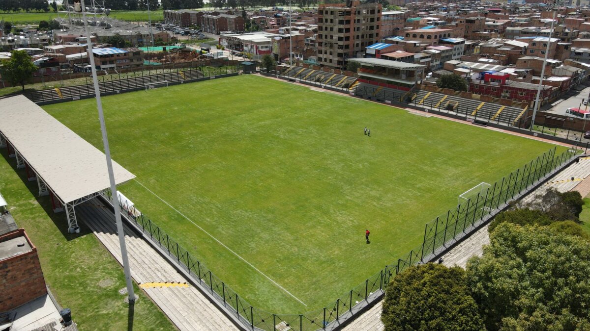 Soacha ocupará la plaza del Valledupar F.C. y tendrá equipo en el fútbol colombiano 1 Soacha ocupará la plaza del Valledupar F.C. y tendrá equipo en el fútbol colombiano El Valledupar F.C. pasará a ser ahora del Real Soacha Cundinamarca F.C., quien reemplazará al equipo vallenato, que por problemas económicos y falta de inversión, no continuará disputando el torneo de ascenso del fútbol colombiano.