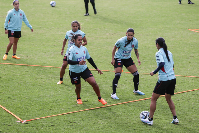 Suspendieron amistoso de la Selección Colombia femenina: solo duró 20 minutos 1 Suspendieron amistoso de la Selección Colombia femenina: solo duró 20 minutos En unos días comenzará el Mundial Femenino 2023 y la Selección Colombia se encuentra en su etapa de preparación física, como una forma de tantear el terreno y mentalizar a las jugadoras sobre lo que viene, la 'Tricolor' disputó un partido amistoso con la selección de Irlanda; sin embargo, este encuentro duró apenas 20 minutos.