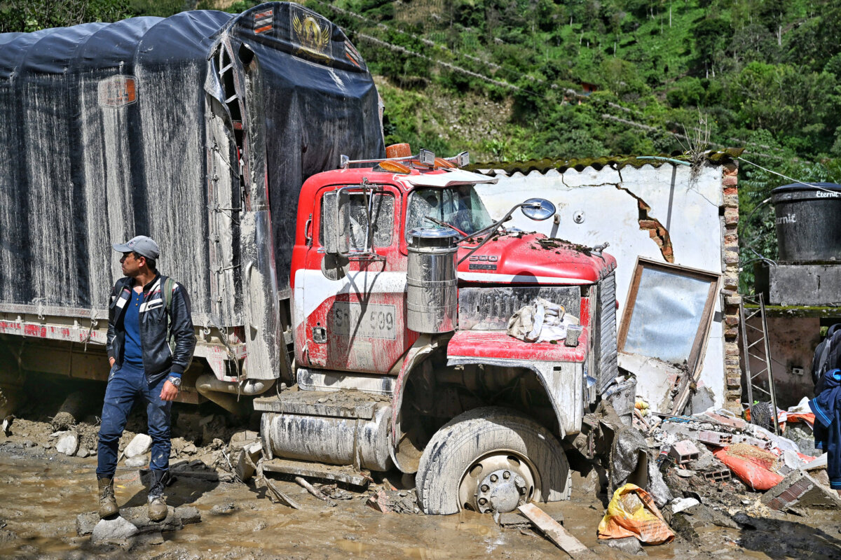 Suspendieron las labores de búsqueda en Quetame En las últimas horas, la Unidad Nacional de Gestión del Riesgo informó que se deben suspender de manera inmediata las labores de búsqueda de las víctimas de la avalancha en Quetame debido al represamiento en la parte alta y baja del río Contador, poniendo en riesgo la vida de los rescatistas y los habitantes cercanos a este sector.