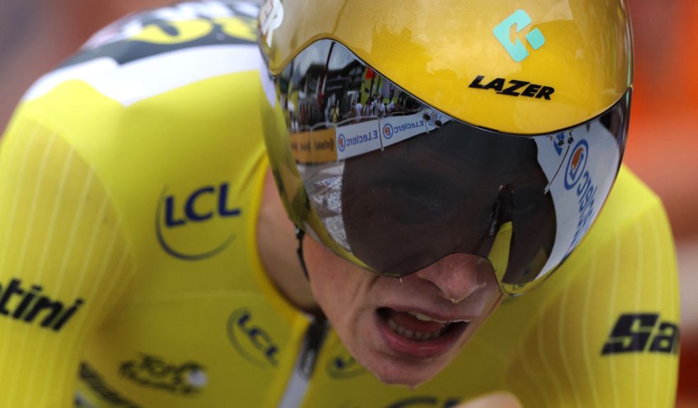 Tour de Francia 2023: Jonas Vingegaard dio un golpe de autoridad en la contrarreloj de la etapa 16 Muchos apostaron que hoy el el danés Jonas Vingegaard cedería la camiseta amarilla de líder del Tour de Francia al esloveno Tadej Pogacar en la contrarreloj de hoy, pero ocurrió todo lo contrario: le sacó más tiempo y se quedó con la etapa