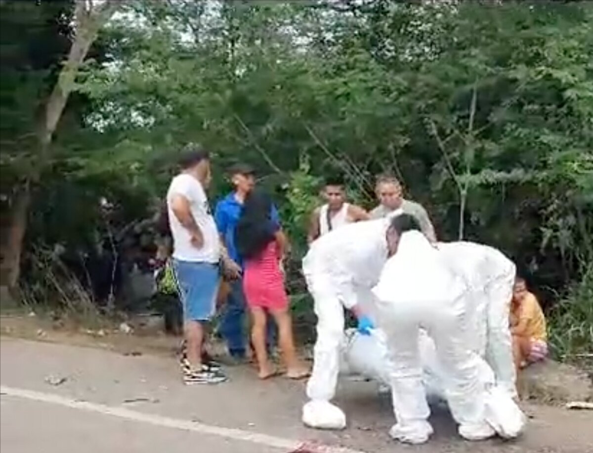 Accidente de tránsito en Riohacha dejó 8 muertos y 9 heridos Una buseta y una tractomula se vieron involucradas en el accidente de tránsito que ocurrió esta mañana en la vía entre Riohacha y Dibulla, y que dejó un menor dentro de las víctimas.