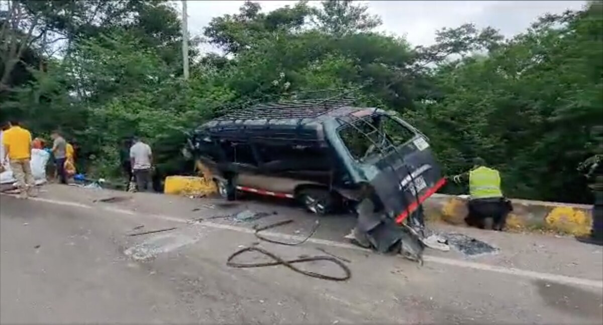 Accidente de tránsito en Riohacha dejó 8 muertos y 9 heridos Una buseta y una tractomula se vieron involucradas en el accidente de tránsito que ocurrió esta mañana en la vía entre Riohacha y Dibulla, y que dejó un menor dentro de las víctimas.