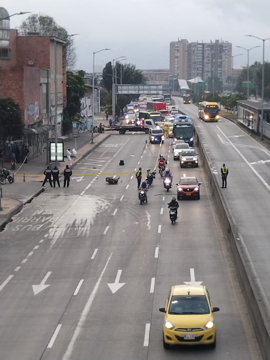 Trágica jornada en las vías de la capital El sábado se vivió una trágica jornada en cuestión de movilidad debido a tres accidentes que se presentaron en las vías de la capital, los cuales dejaron a dos personas fallecidas y una tercera en grave estado de salud, luego de que fuera arrollada por un articulado de TransMilenio. Los accidentes tuvieron lugar en las localidades de Bosa, Puente Aranda y Usaquén. 