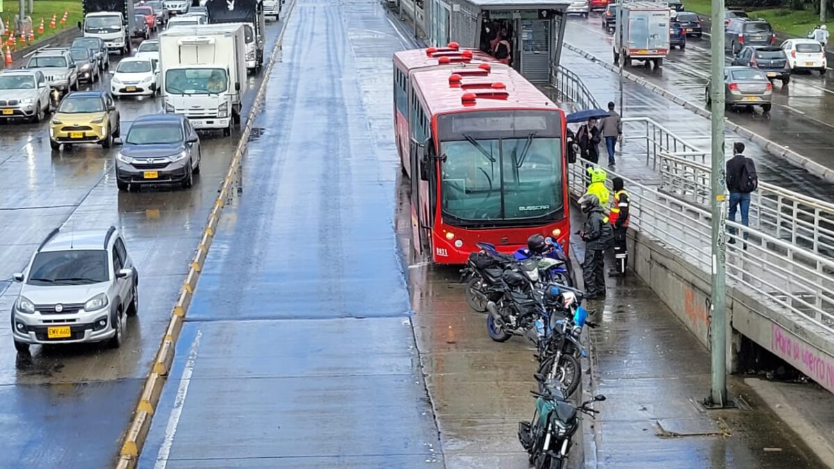 Trágica jornada en las vías de la capital El sábado se vivió una trágica jornada en cuestión de movilidad debido a tres accidentes que se presentaron en las vías de la capital, los cuales dejaron a dos personas fallecidas y una tercera en grave estado de salud, luego de que fuera arrollada por un articulado de TransMilenio. Los accidentes tuvieron lugar en las localidades de Bosa, Puente Aranda y Usaquén. 