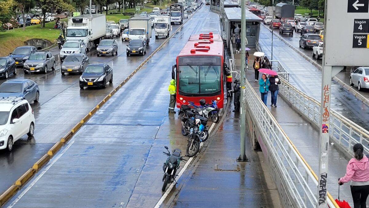 Trágica jornada en las vías de la capital 6 Trágica jornada en las vías de la capital El sábado se vivió una trágica jornada en cuestión de movilidad debido a tres accidentes que se presentaron en las vías de la capital, los cuales dejaron a dos personas fallecidas y una tercera en grave estado de salud, luego de que fuera arrollada por un articulado de TransMilenio. Los accidentes tuvieron lugar en las localidades de Bosa, Puente Aranda y Usaquén.