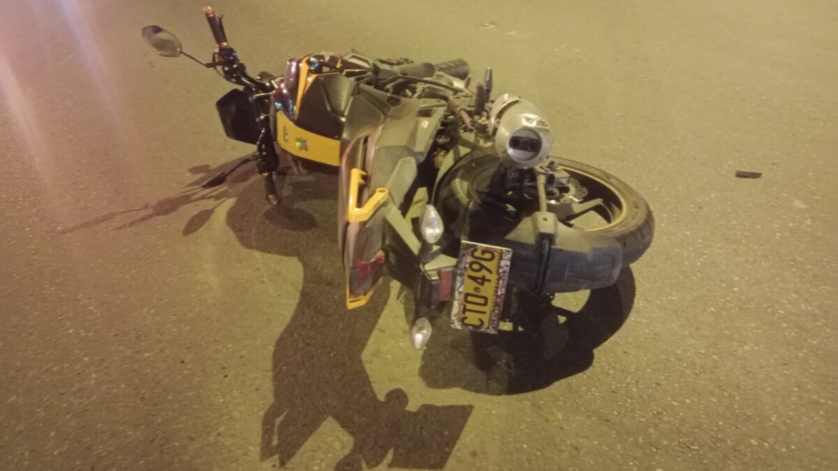 Trágico accidente de tránsito cobró la vida de una mujer en Soacha 1 Trágico accidente de tránsito cobró la vida de una mujer en Soacha Un trágico accidente de tránsito se presentó sobre las 12 de la madrugada de este miércoles en el sector del Altico, en Soacha, en el cual una mujer pierde la vida una mujer y su acompañante resulta gravemente herido.
