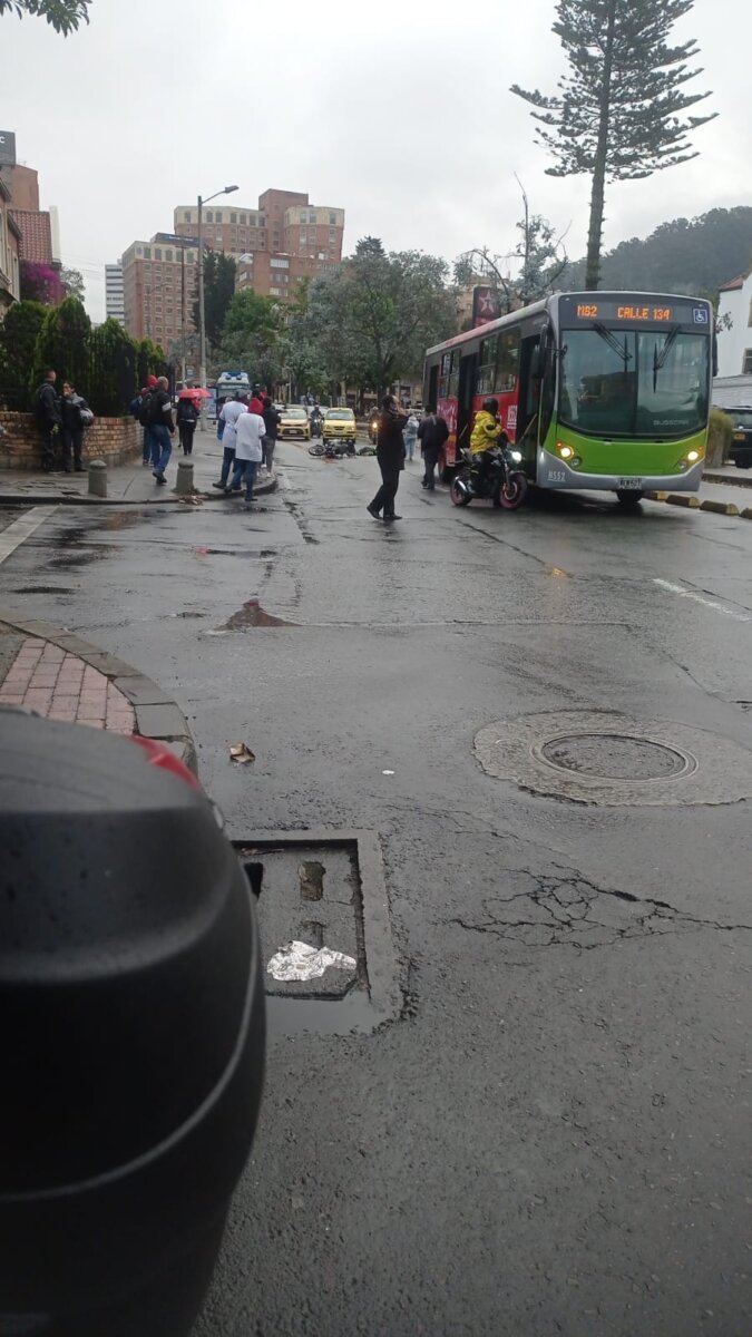Trágico accidente de tránsito deja un motociclista muerto en Chapinero Durante la mañana de este lunes se registró un fatal accidente de tránsito a la altura de la Carrera 7 con Calle 69 en la localidad de Chapinero. En el siniestro un motociclista perdió la vida tras chocar contra un articulado de TransMilenio.