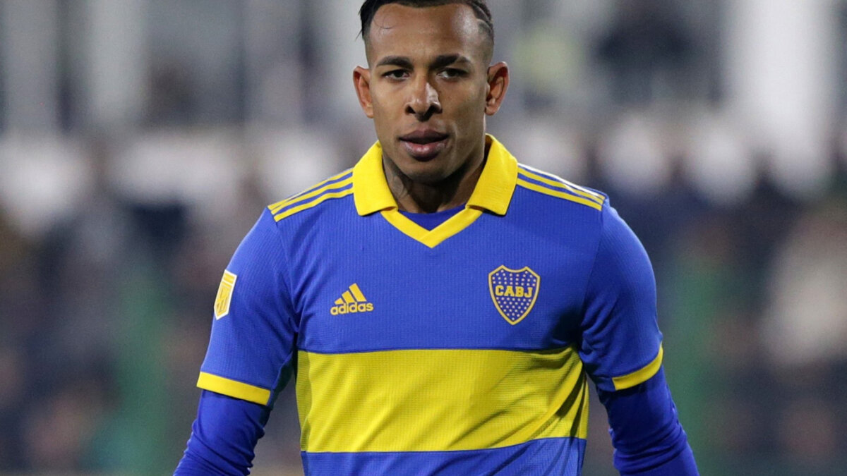 Tras condena por violencia de género, Sebastián Villa vuelve a entrenar con Boca Juniors 1 Tras condena por violencia de género, Sebastián Villa vuelve a entrenar con Boca Juniors El delantero Sebastián Villa pasó unos días en Colombia luego de haber sido condenado por el delito de violencia de género en contra de su expareja, Daniela Cortés, y aunque el Boca Juniors, equipo con el que tiene un contrato activo, no lo volverá a tener en cuenta para próximos partidos, sí le ordenó que se presentara a los entrenamientos, por eso, Villa arribó a Argentina para cumplir con lo que le exige el club.