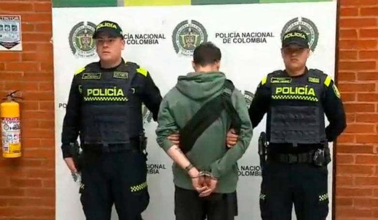 Turista que agredió a policía en El Dorado es un boxeador en tratamiento de desintoxicación 2 Turista que agredió a policía en El Dorado es un boxeador en tratamiento de desintoxicación En la mañana de este martes se presentó una fuerte agresión por parte de un ciudadano canadiense en contra de un uniformado de la Policía al interior del aeropuerto El Dorado. Ante la mirada de varios pasajeros, el turista extranjero golpeó brutalmente al uniformado que, a pesar de las agresiones, lo único que hizo ante tal atropello fue defenderse.