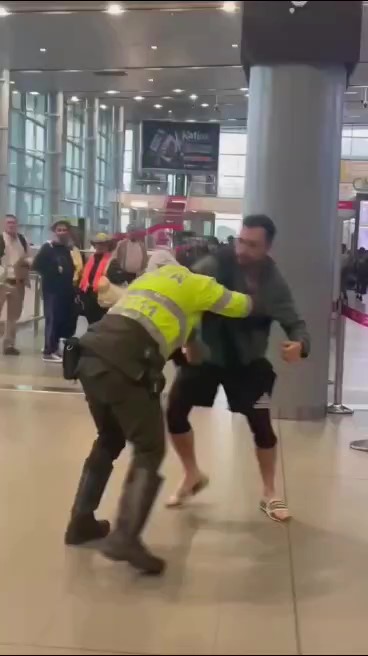 Turista que agredió a policía en El Dorado es un boxeador en tratamiento de desintoxicación 1 Turista que agredió a policía en El Dorado es un boxeador en tratamiento de desintoxicación En la mañana de este martes se presentó una fuerte agresión por parte de un ciudadano canadiense en contra de un uniformado de la Policía al interior del aeropuerto El Dorado. Ante la mirada de varios pasajeros, el turista extranjero golpeó brutalmente al uniformado que, a pesar de las agresiones, lo único que hizo ante tal atropello fue defenderse.